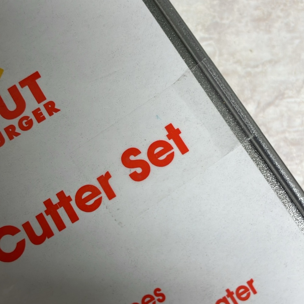 IN-N-OUT Burger Logo Sealed Two Red Cookie Cutters in Original Tin - Picture 6 of 7